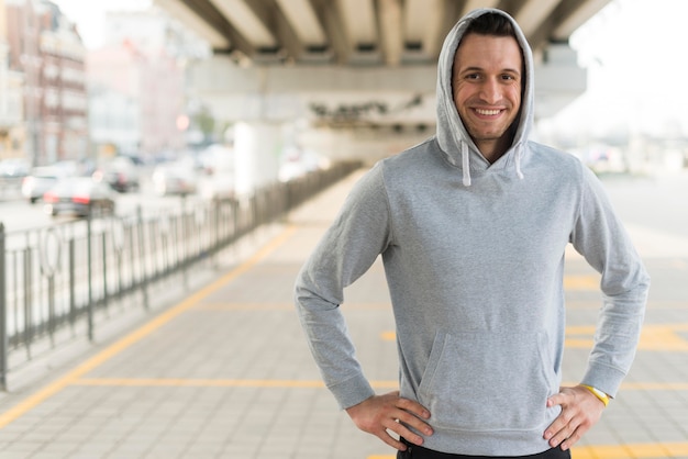 Gratis foto vooraanzicht volwassen mannetje klaar om te joggen