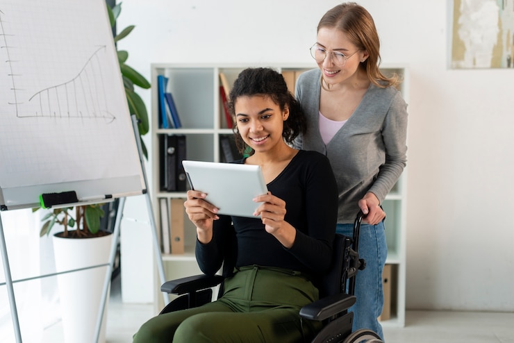 Gratis Foto vooraanzicht volwassen vrouwen die een tablet doorbladeren