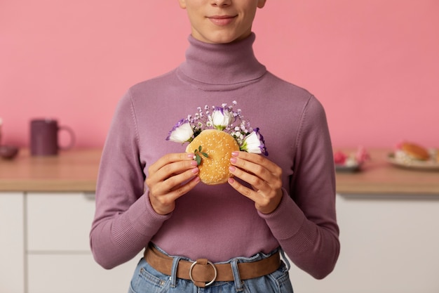 Gratis foto vooraanzicht volwassene met hamburger