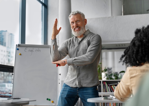 Gratis foto vooraanzicht volwassenen die samen studeren