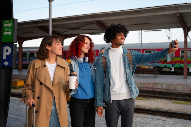 Vooraanzicht vrienden die met de trein reizen