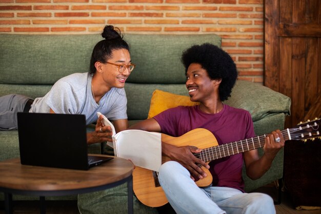 Vooraanzicht vrienden die samen muziek maken