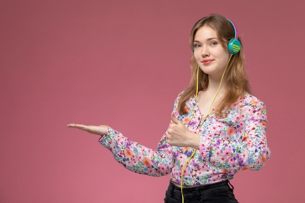 Vooraanzicht vrij jonge vrouw die lege hand met glimlachen geeft