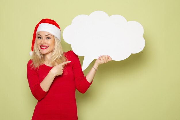 Vooraanzicht vrij vrouwelijk bedrijf groot wit bord op groene muur Nieuwjaar sneeuw vakantie foto kerst emotie