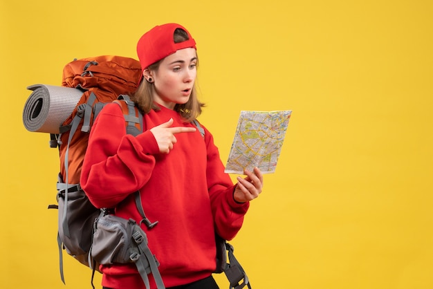 Gratis foto vooraanzicht vrij vrouwelijke reiziger met rugzak wijzend op kaart