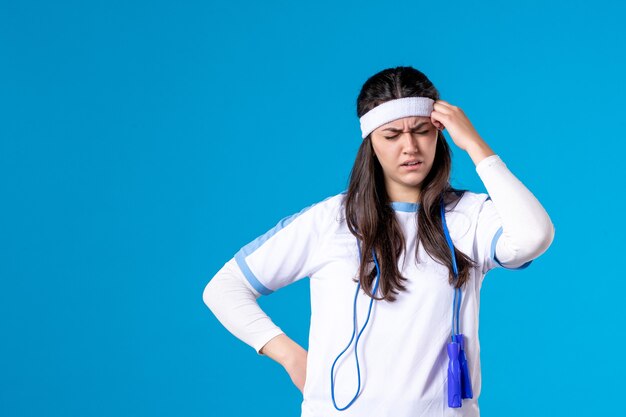 Vooraanzicht vrij wijfje in sportkleren met springtouw