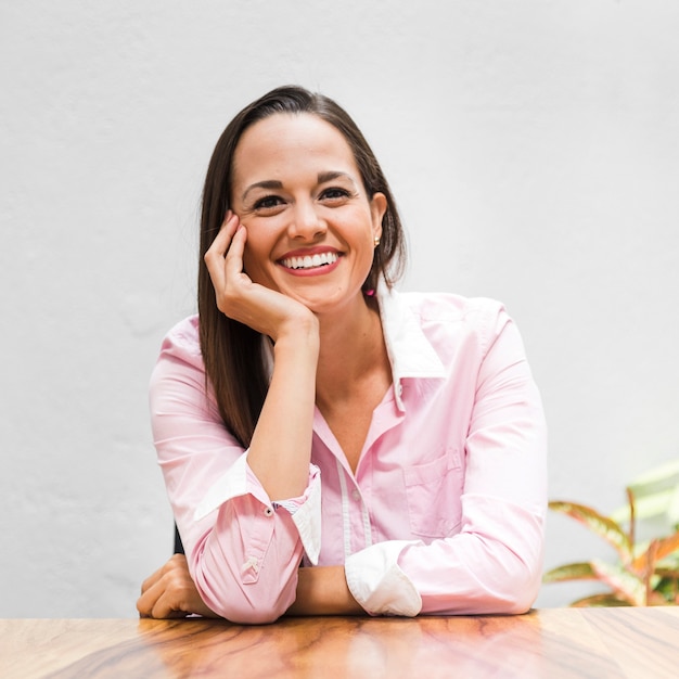 Gratis foto vooraanzicht vrouw achter haar bureau