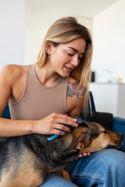 Gratis foto vooraanzicht vrouw borstelen hond