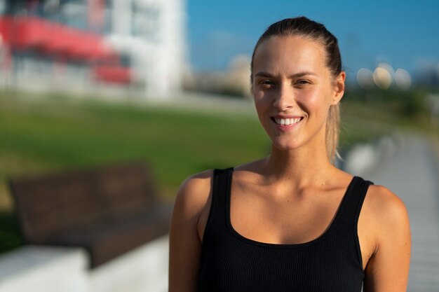 Vooraanzicht vrouw buitenshuis portret