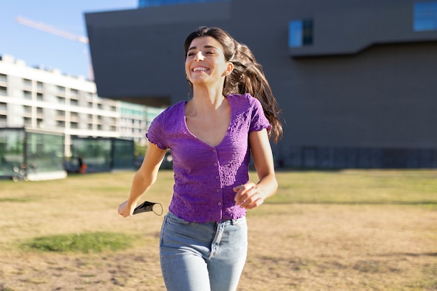 Gratis foto vooraanzicht vrouw die buiten loopt