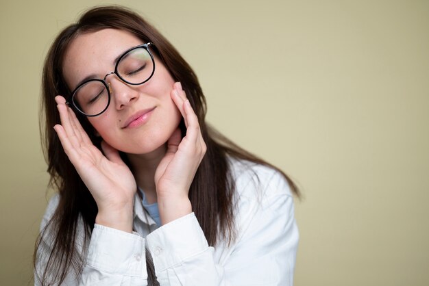 Vooraanzicht vrouw die een bril draagt