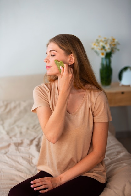 Gratis foto vooraanzicht vrouw die gezichtsyoga beoefent