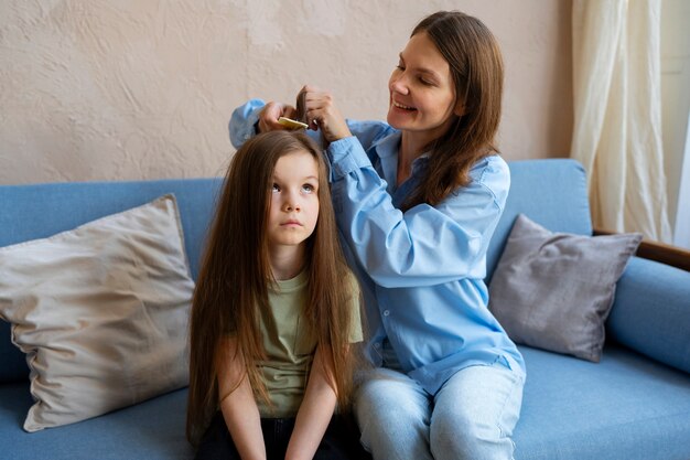 Vooraanzicht vrouw die haar kamt