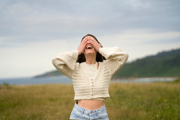 Gratis foto vooraanzicht vrouw die haar ogen bedekt