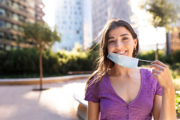 Vooraanzicht vrouw die masker afdoet