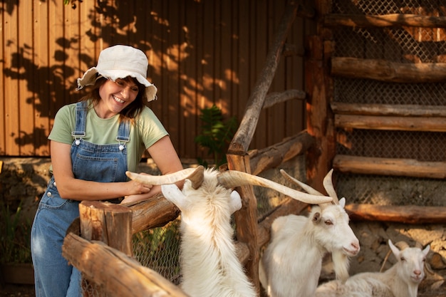 Gratis foto vooraanzicht vrouw die op boerderij woont