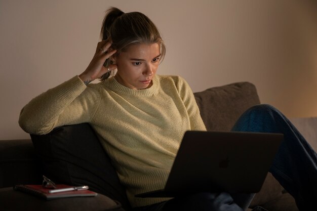 Vooraanzicht vrouw die 's avonds laat aan het werk is