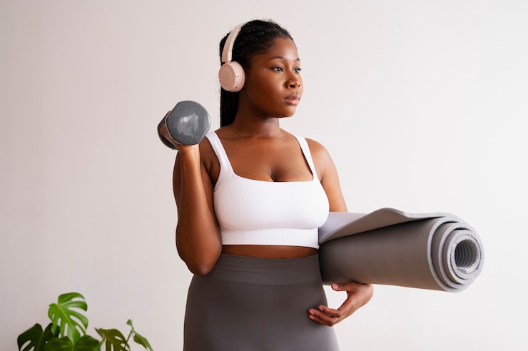 Gratis Foto vooraanzicht vrouw die thuis traint