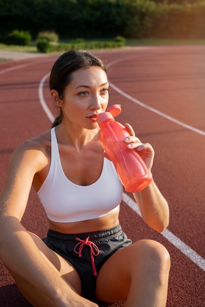 Gratis foto vooraanzicht vrouw drinkwater