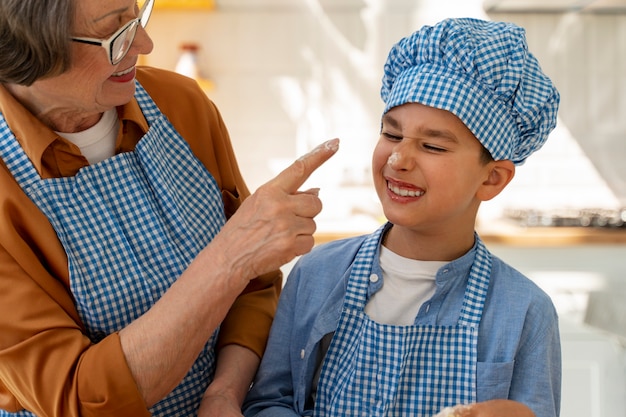 Vooraanzicht vrouw en kind samen koken