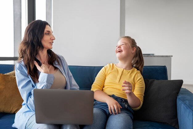 Vooraanzicht vrouw en meisje op de bank