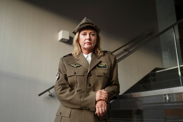 Gratis foto vooraanzicht vrouw generaal in uniform