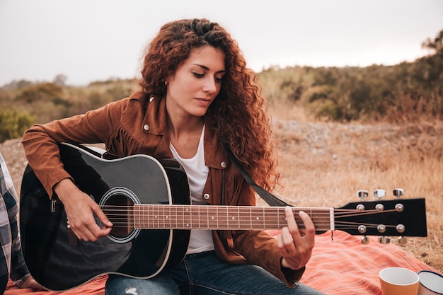 Vooraanzicht vrouw gitaar spelen