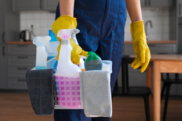 Gratis foto vooraanzicht vrouw huis schoonmaken