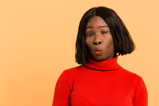 Vooraanzicht vrouw in de studio