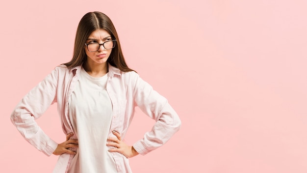 Gratis foto vooraanzicht vrouw in de studio