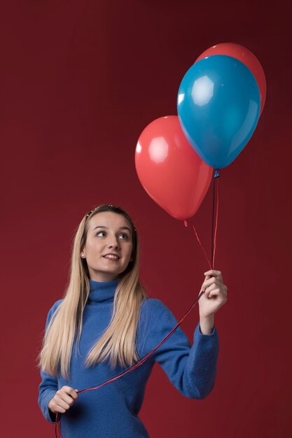 Vooraanzicht vrouw met ballonnen