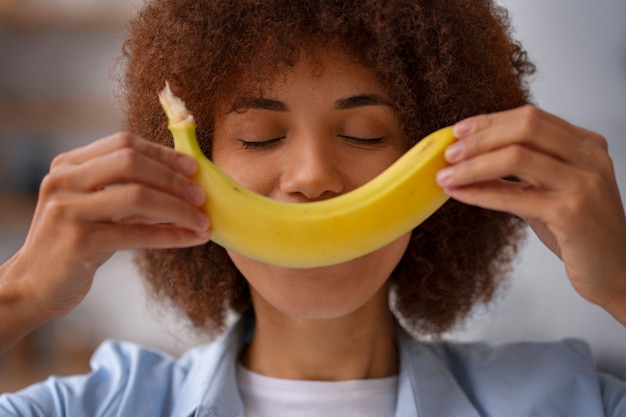 Vooraanzicht vrouw met banaan