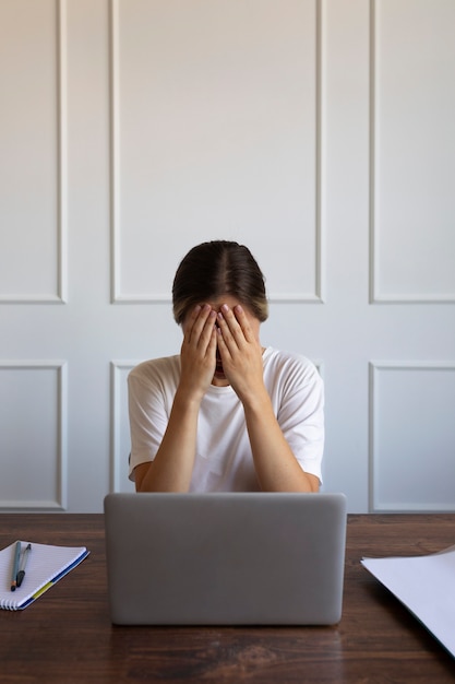 Vooraanzicht vrouw met bedrieger syndroom