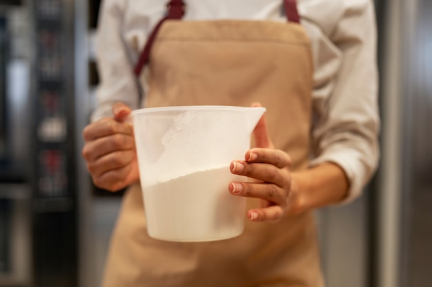 Gratis foto vooraanzicht vrouw met cup