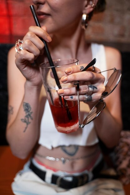 Vooraanzicht vrouw met drankje