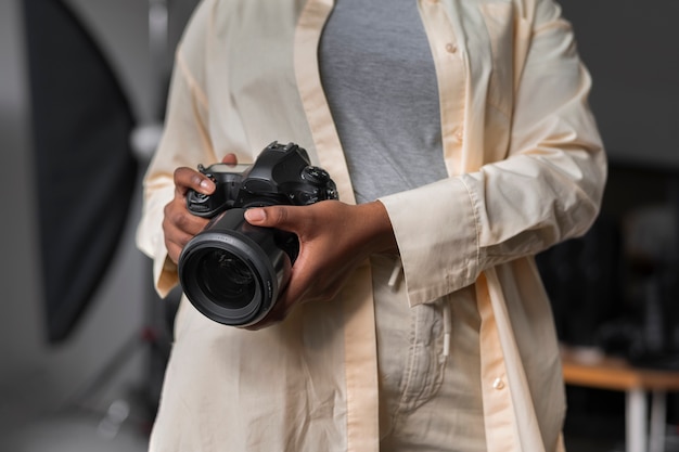 Vooraanzicht vrouw met fotocamera