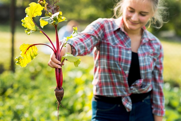 Gratis foto vooraanzicht vrouw met groente