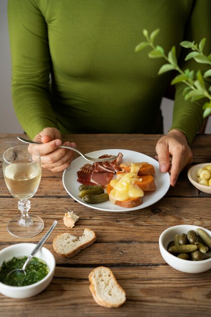 Vooraanzicht vrouw met heerlijk eten