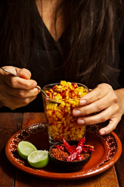 Vooraanzicht vrouw met heerlijke esquites