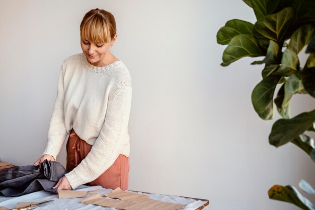 Vooraanzicht vrouw met jurk doek