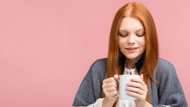 Vooraanzicht vrouw met mok