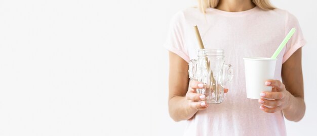 Vooraanzicht vrouw met plastic bekers met kopie ruimte