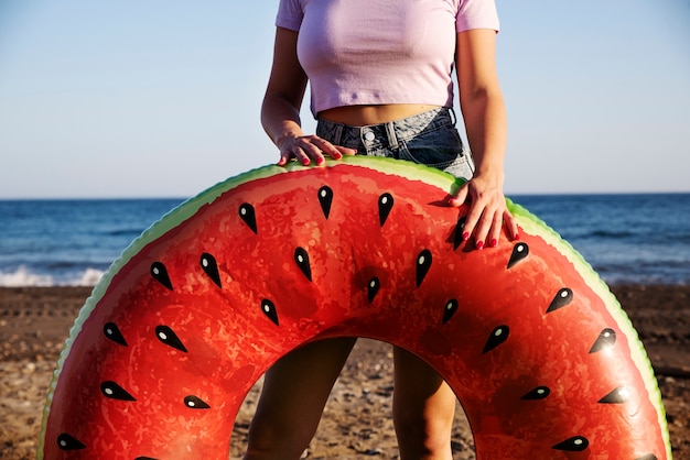 Gratis foto vooraanzicht vrouw met reddingslijn