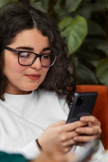 Vooraanzicht vrouw met smartphone