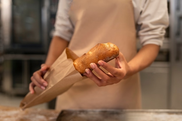 Gratis foto vooraanzicht vrouw met stokbrood