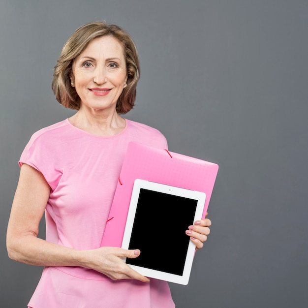 Gratis foto vooraanzicht vrouw met tablet