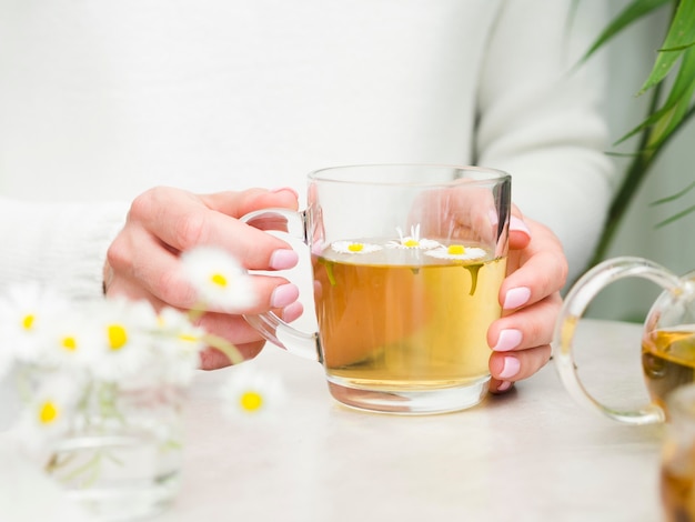 Vooraanzicht vrouw met thee in glas