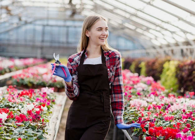 Gratis foto vooraanzicht vrouw met tuinieren schaar