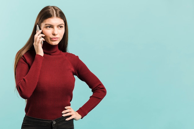 Vooraanzicht vrouw op haar telefoon