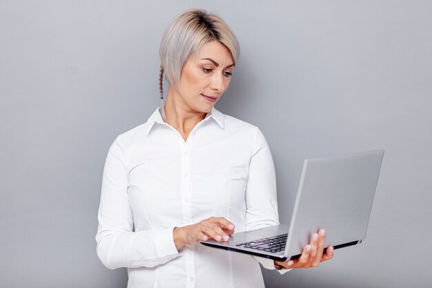 Vooraanzicht vrouw op zoek op laptop